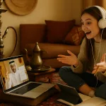 Преподаватель объясняет урок арабского по видеосвязи в восточном интерьере