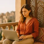 Девушка учит арабский язык в путешествии на балконе